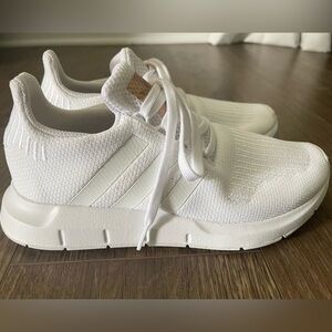 Women’s Adidas Swift Run Tennis Shoes Size 7.5 Like New Barely Worn